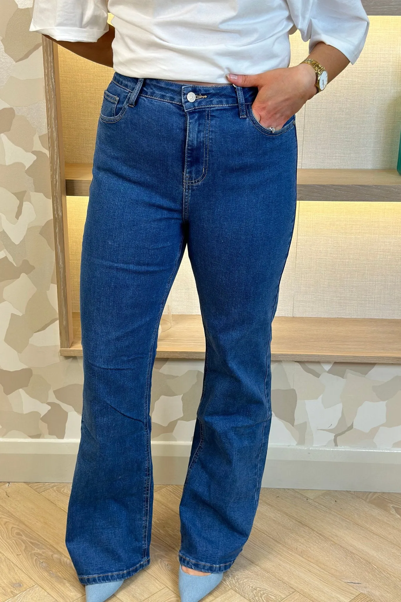 Cindy Curve Flared Jeans In Mid Wash